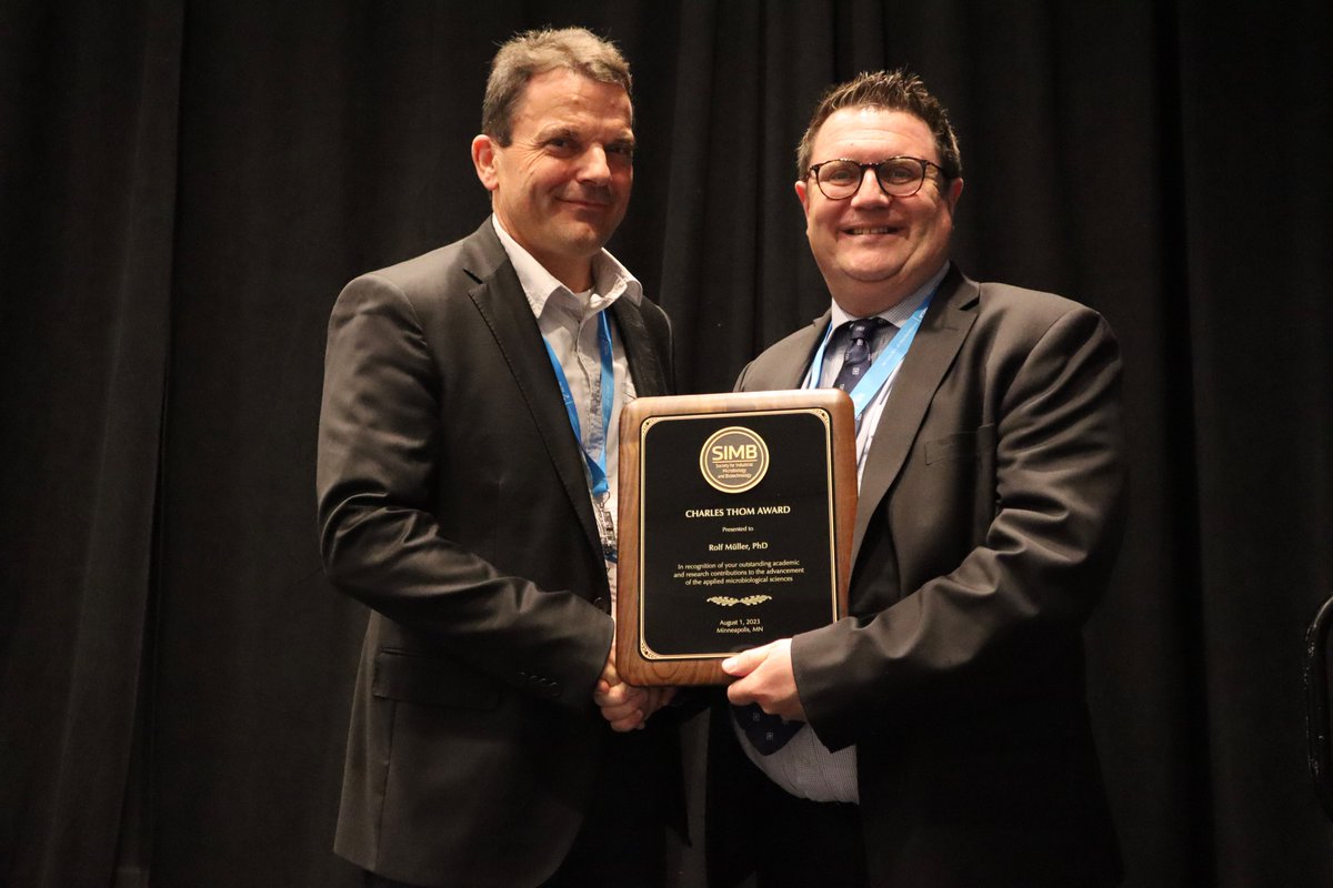 Helmholtz_HIPS's tweet image. Congratulations to our Scientific Director Rolf Müller, winner of the prestigious @SIMB_Microbio Charles Thom Award 2023! The award ceremony took place at the #SIMBAM2023 this week in Minneapolis. 

Photo by SIMB, 2023 SIMB Annual Meeting