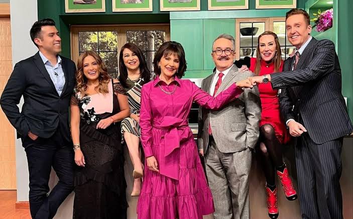 ProfesorChairo's tweet photo. Ahora resulta que los estultos Mónica Garza y Javier Alatorre, esbirros del evasor y traficante de influencias de TV Azteca Ricardo Salinas Pliego, se preocupan por la niñez mexicana. Los que trabajan para una televisora que produce basura como Venga la alegría y Ventaneando. https://t.co/MkT2q8Qcd8