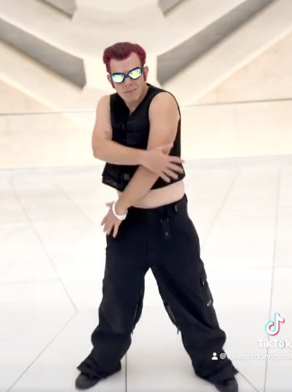 he looks like a gorillaz