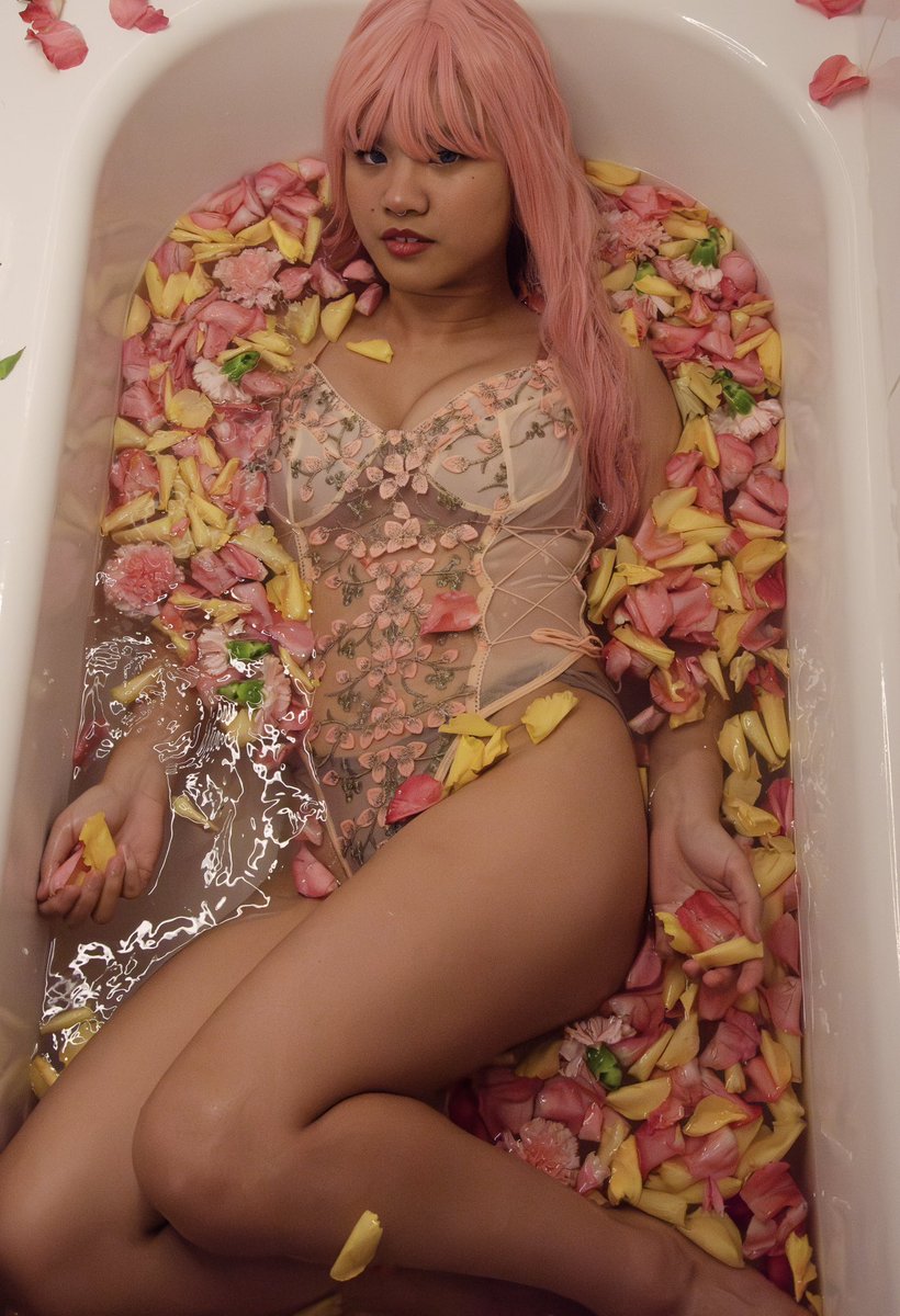 Dobutsu_Lounge's tweet photo. Everyone deserves a bath full of soft flower petals ๐ธ๐ผ๐ Try it sometime! ๐
Babe: Zel
๐ธ: Rosy Rhino Photography
#flowerbathshoot #flowershoot #bathshoot #lingerie #soft #softaesthetic #dobutsulounge https://t.co/snzyOwPZc6