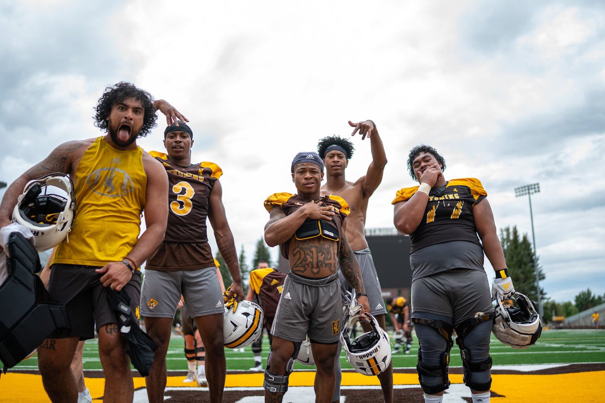 wyo_football's tweet photo. Hit the pose on day ☝️ https://t.co/hM7hSSllPb