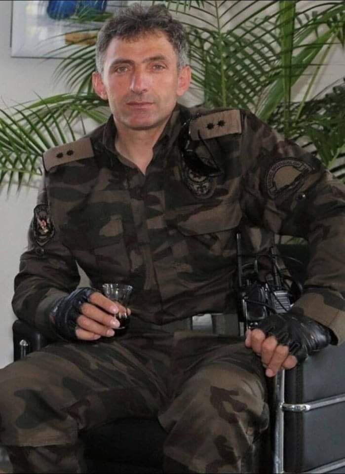 "Ben Ahmet Çamur
Sıfatım polis rütbem komiserdi...
Görevim halkın huzurunu sağlamaktı...
Yer ise Şemdinli...Vatandaşın yoluna hendek kazan huzur bozan teröristlere müdahale etmek için gittim...Gittim ve huzuru bozulmasın istediğim vatandaşların evlerinden ateş açıldığını