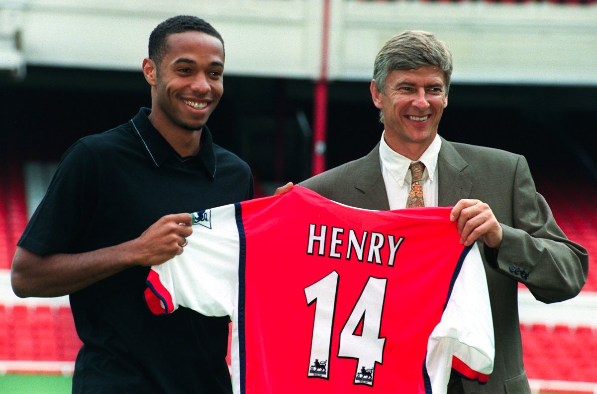 ActuFoot_'s tweet photo. Il y a 24 ans, Thierry Henry rejoignait Arsenal. ❤️

Pendant huit saisons chez les Gunners, il disputera 370 matches et inscrira 226 buts. 

Légende. ⭐️ https://t.co/yVUzdn8Wwo