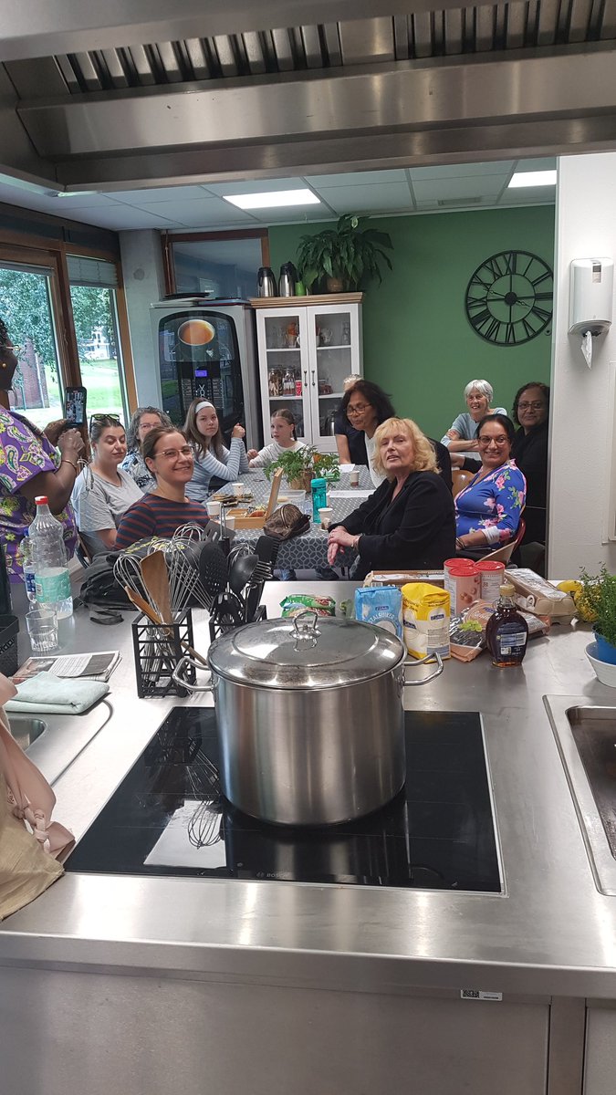 BalansJan's tweet photo. Vandaag weer een gezellig gezelschap bij de open keuken van @BalansSoest. Ook een keer aansluiten? Kijk op de website https://t.co/e3kZ1Xlkos https://t.co/iOK80O4YGx