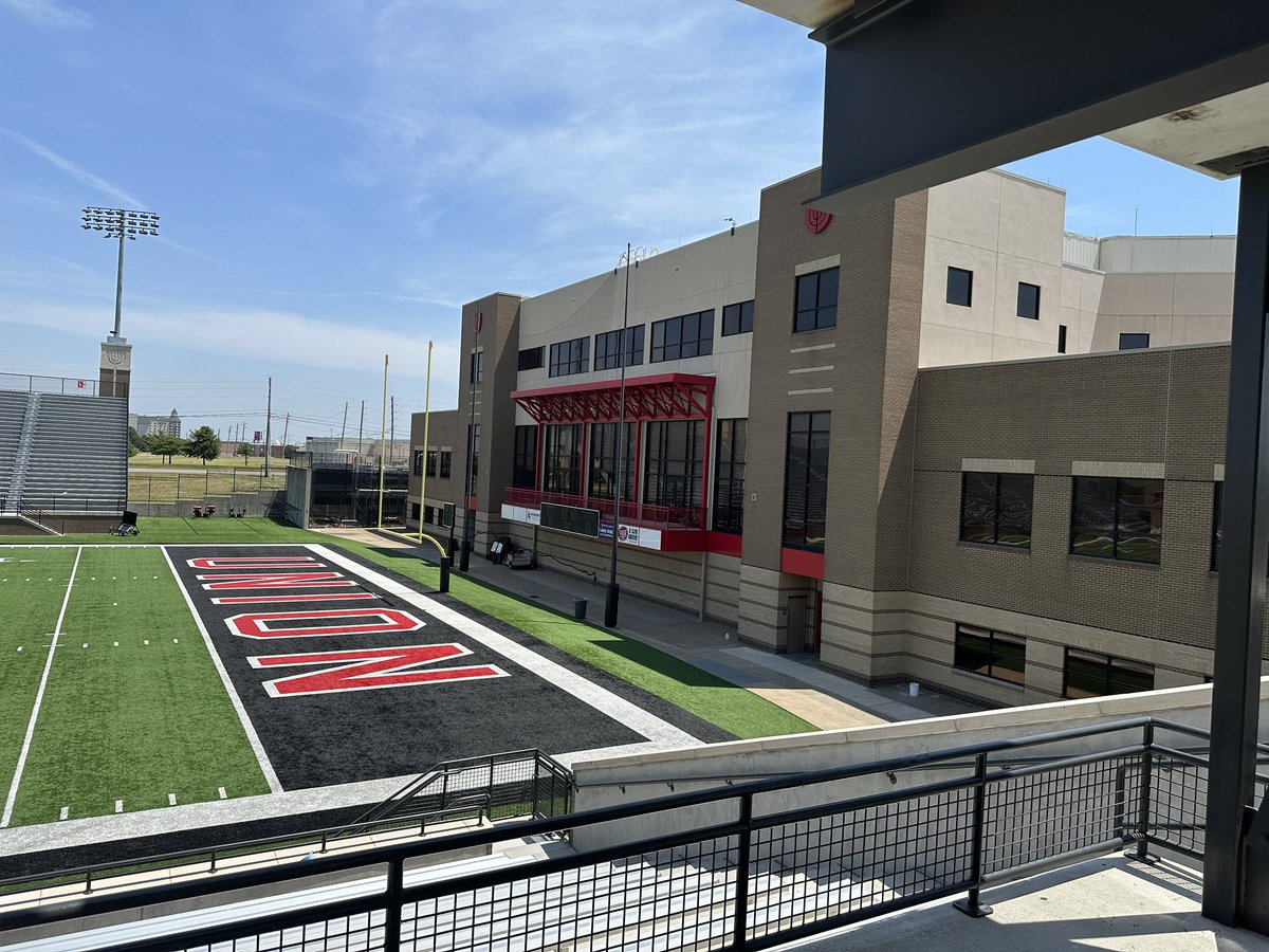 DocGrantEdu's tweet photo. Grateful for the opportunity to spend this week working with athletic staff and student leaders at Union High School in Tulsa, Oklahoma….

Amazing People. 
Amazing Facilities. 
Amazing Leadership Values.

Major thanks to AD Emily Barkley for bringing this to life! 

#TheUnionWay https://t.co/Q3Y1aaiPtZ