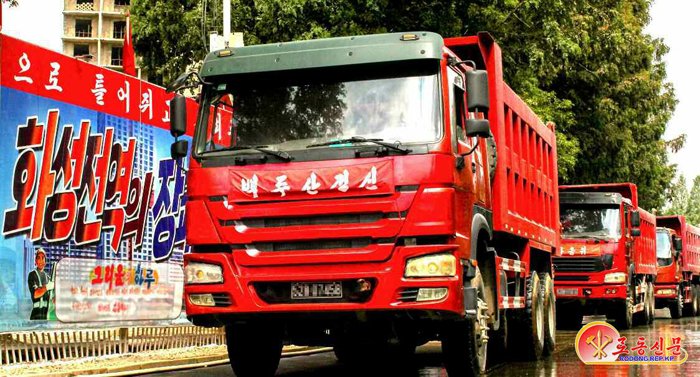 中国重型汽車集団　豪沃(CNHTC Howo) 2代目
2011年から登場。フロントグリルがベンツのアクトロスMP3風の立体的な造形になった。エンジン出力も向上。四枚目は背後に初代がいるので比較すると違いが分かりやすい。