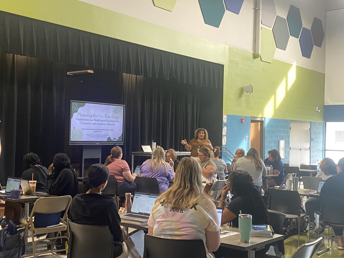 <a href="/jennajdavis/">Jenna Davis</a> modeling co-teaching with <a href="/MNPSEagleView/">Eagle View Elementary School</a>  literacy coach. Sharing  with all teachers that @WIDA ELD standards are added to the scope and sequence for elementary ELA module 1. This will be a great tool for planning language functions and features for a module👏🏽