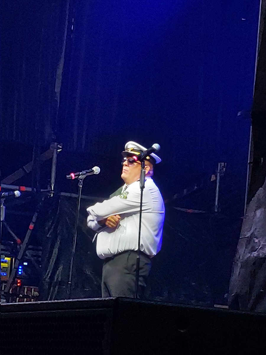ZequiGC's tweet photo. @ComandanteLara @MONICAGDW Tremendo espectáculo don @ComandanteLara. Recuerdos a su cuñao Ramiro.
Y dale las gracias a su señora @olveraocana por el trato y el recibimiento a la llegada del espectáculo. 
Para que ella lo sepa, @MONICAGDW y yo somos los de la fila 10 que llegamos a ultima hora.
Enhorabuena! https://t.co/MerETeW2bu