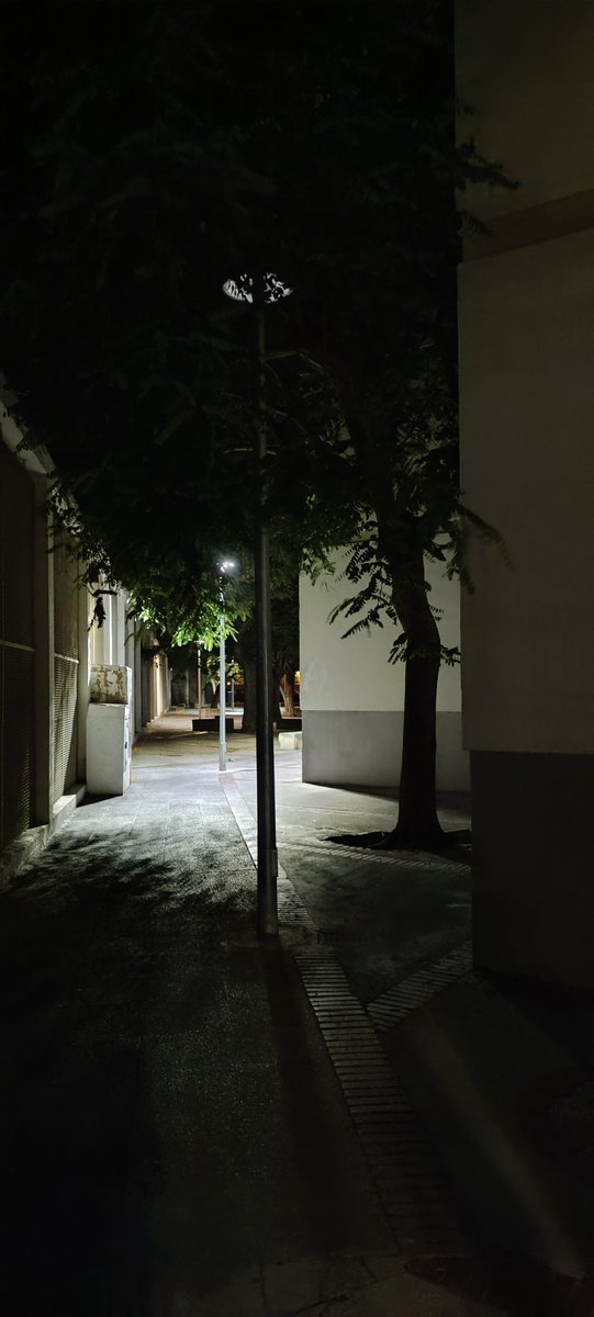 alvaritoodb's tweet photo. @CadizAbandonada siguen sin luz las nuevas farolas instaladas hace más de mes y medio en plaza de la Barrosa https://t.co/7oazslVyiz