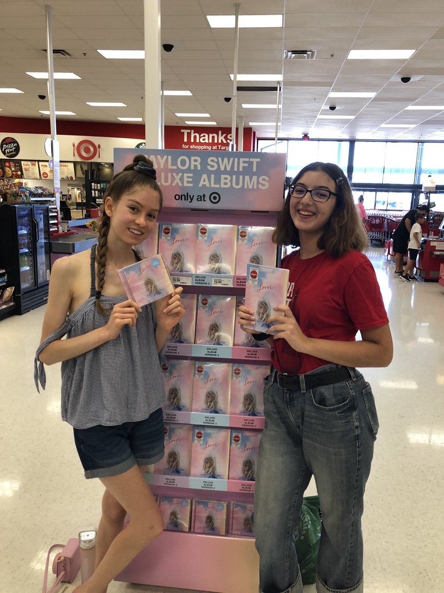 sofiaisabella__'s tweet photo. @ErasTourResell Barely submitting on time but on time nonetheless!! A little throwback me and best friend’s Pre-Pandemic Party for the Lover Album Release! Thank you so much for this giveaway! Fingers crossed. 🥹🤞🏼🫶🏼💕 https://t.co/RxE7FTpq4t