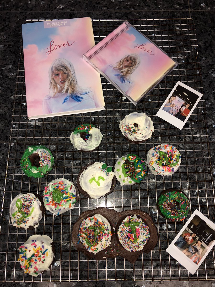 sofiaisabella__'s tweet photo. @ErasTourResell Barely submitting on time but on time nonetheless!! A little throwback me and best friend’s Pre-Pandemic Party for the Lover Album Release! Thank you so much for this giveaway! Fingers crossed. 🥹🤞🏼🫶🏼💕 https://t.co/RxE7FTpq4t