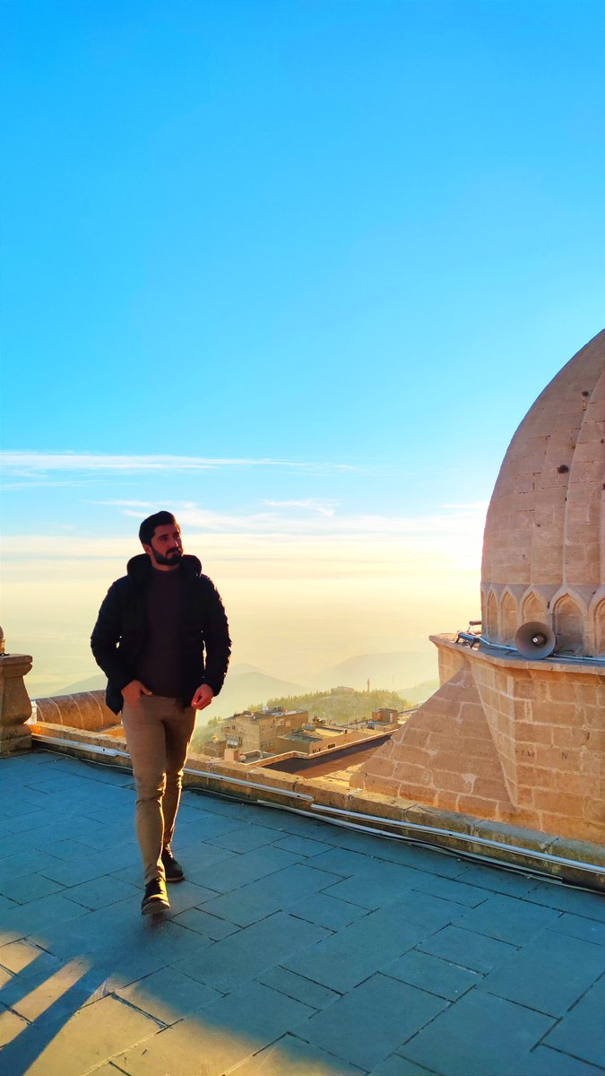 Hevesleri, beklentileri, erteledikleri, kursağında kalmış kelimeleri, kaçırılmış bakışları, gizledikleri, bitirilmemiş mektupları, susuşları ve istemsiz veda edişleriyle; "tamamlanmamış bir cümledir insan."