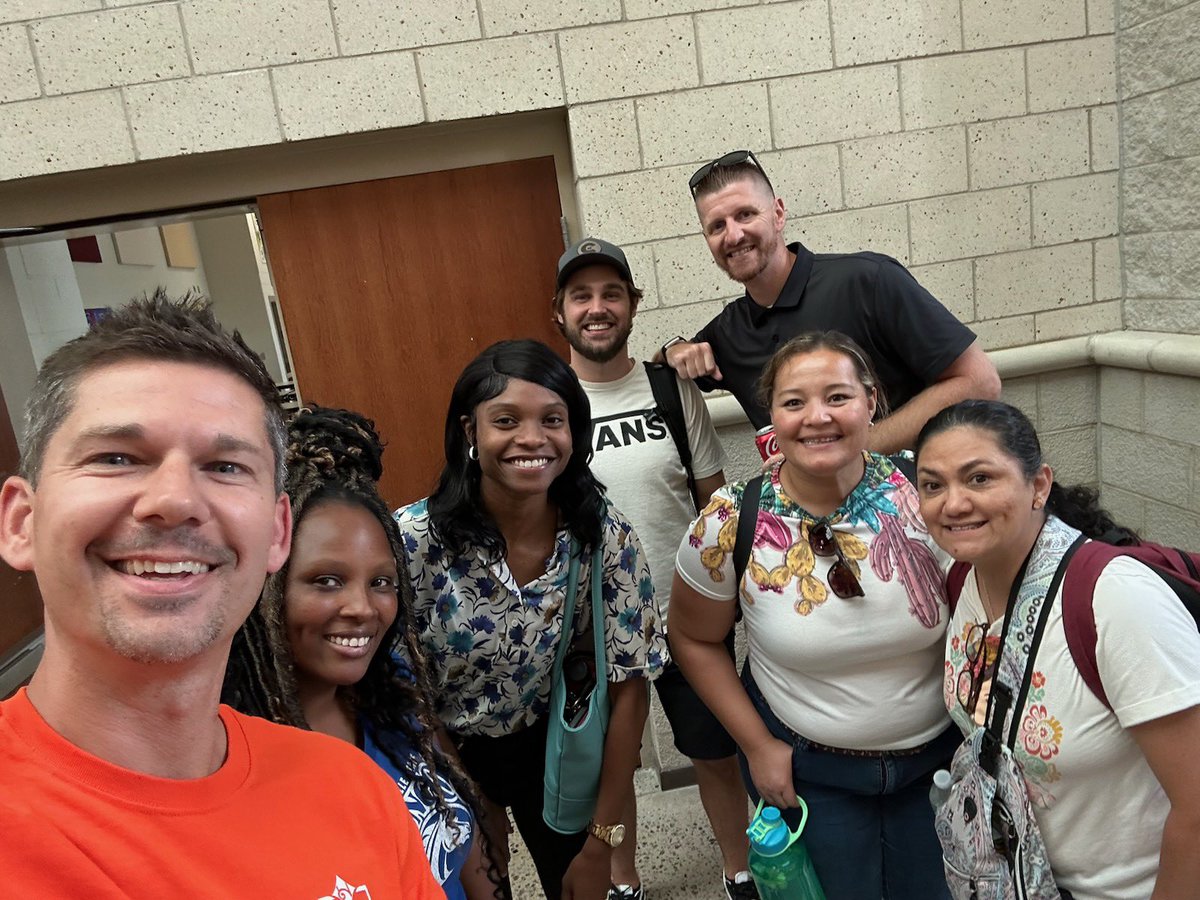 haroldwinklerms's tweet photo. Today we welcomed staff back in the building! Part of our mission at Winkler is to positively impact the 🌎 so staff participated in a host of different community projects ranging from making food to beautifying Winkler’s campus! It was a fun day at Winkler! ❤️🐺 https://t.co/1Swlngk35Y