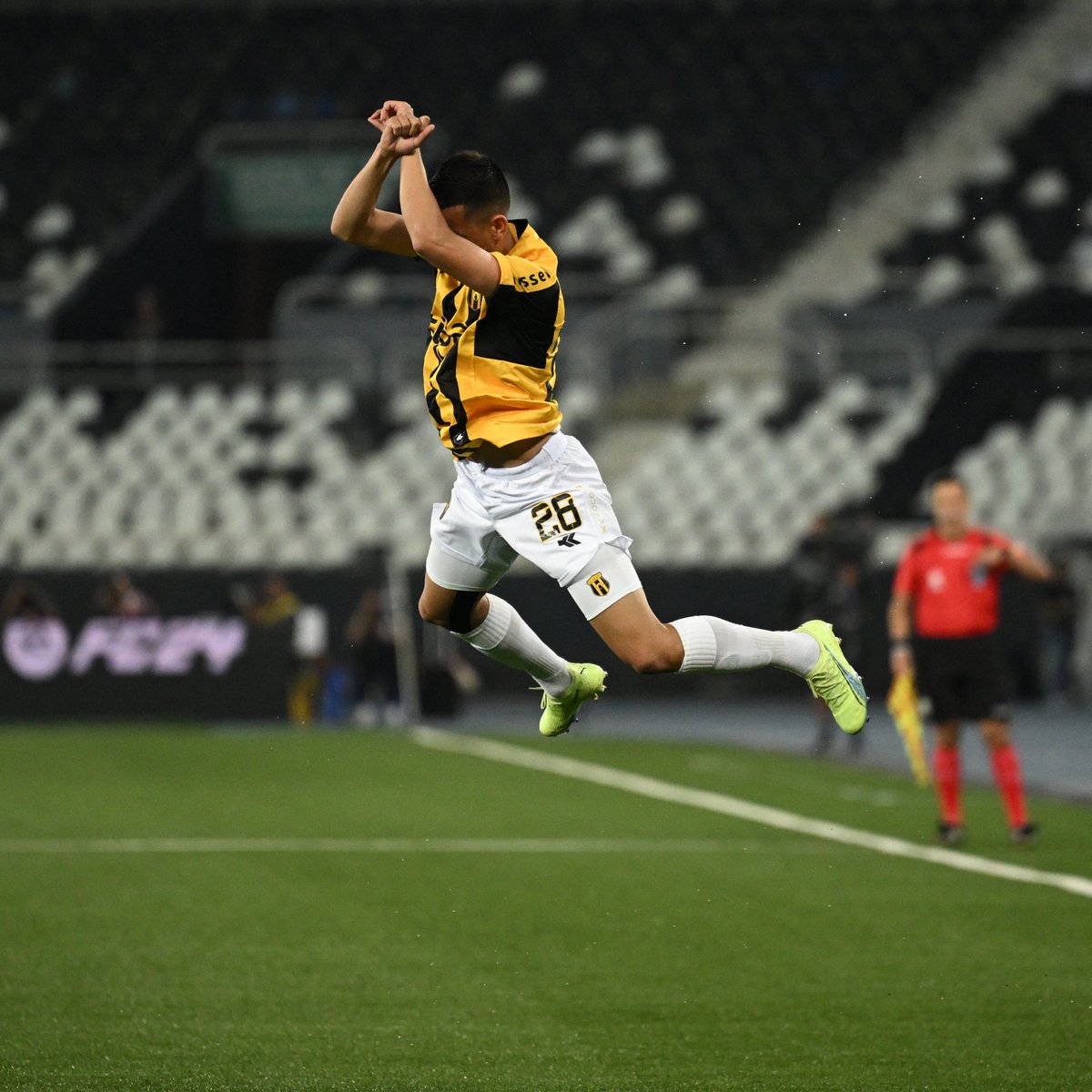 Sudamericana's tweet photo. ⚫️🟡 SIUUU

#LaGranConquista @ClubGuarani https://t.co/6yA5w6U5GH