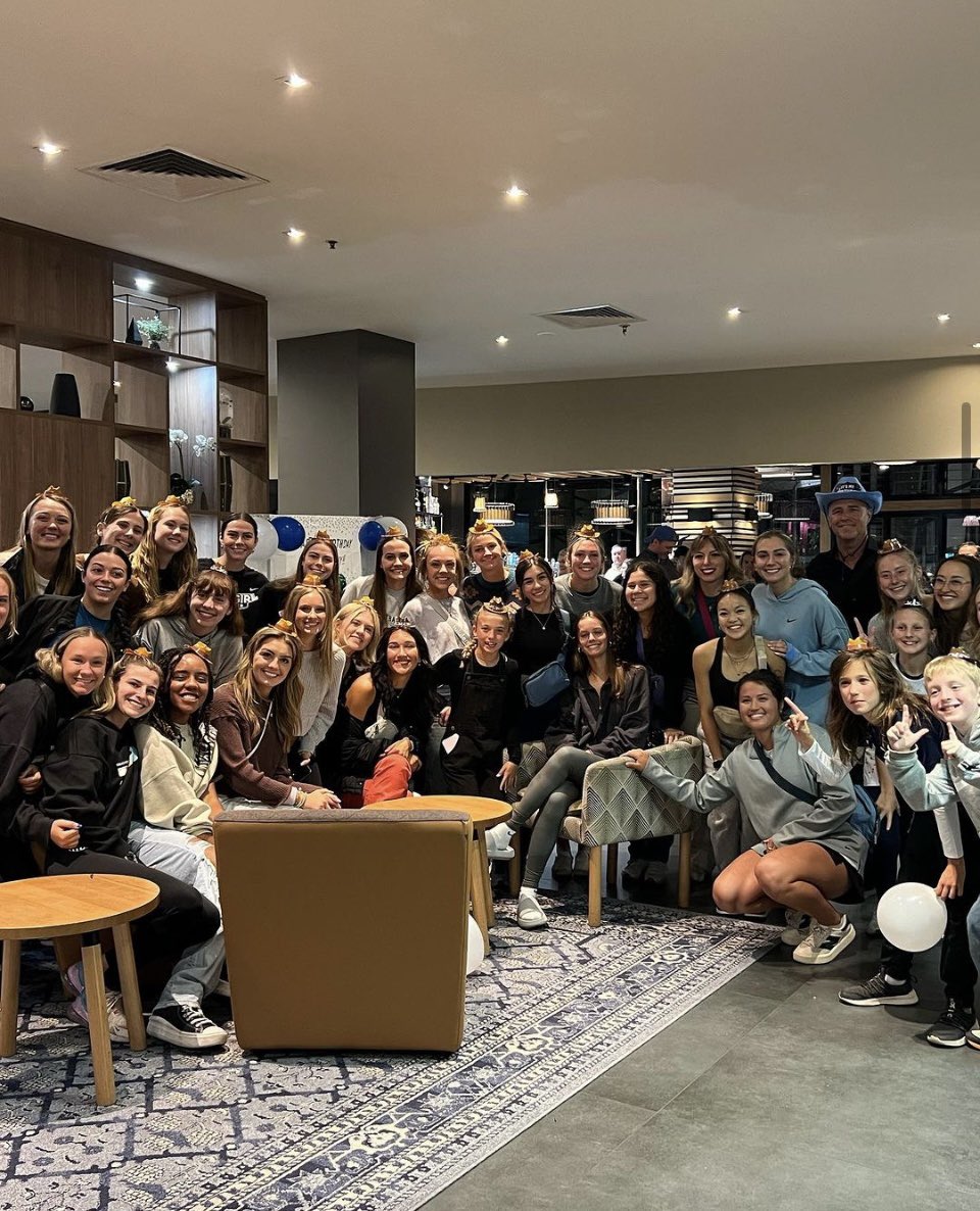 Howdy from down under! 🤠 🇦🇺
This summer our HSU Women's Soccer team had a once in a life time opportunity to visit Australia. During their time they where able to play matches, explore, and watch a few 2023 Women's World Cup games.