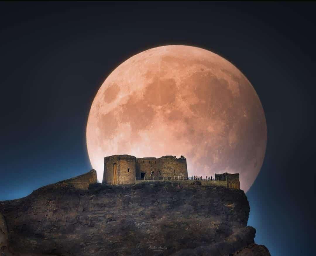 abwmhmd42095563's tweet photo. #قلعة_صيرة 🌕
قد تعتقد أنها رسمة بريشة فنان تشكيلي عالمي ولكن الحقيقة هذي صورة تم تصويرها ليلة أمس بعد ظهور #القمر_العملاق في #عدن بعدسة العالمي : Munder Hashim 📸

#Full_Moon
#Super_Moon
#Aden_Sira https://t.co/XU7mteHQfN