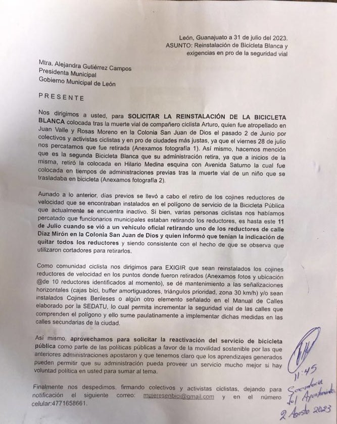 mciclistas_leon's tweet photo. El día de hoy acudimos al miércoles Ciudadano a entregar un oficio dirigido a @AleGutierrez_mx , exigiendo la Reinstalación de la Bicicleta Blanca y con exigencias en pro de la seguridad vial. @movilidad_leon @CynChavezR @DGOP_Leon @vialidad_leon @municipio_leon 1/7 https://t.co/4czugKZPFN