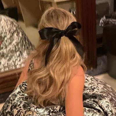 justlikebrina's tweet photo. obsessed with sabrina carpenter wearing bows https://t.co/UvRFWFhiMb