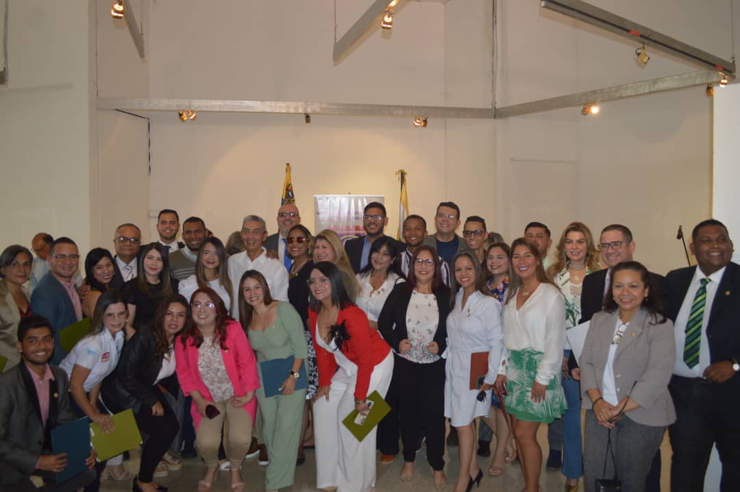 YelitzaFigueroa's tweet photo. Agradecida inmensamente con la @uclave por otorgarme el Botón institucional y un reconocimiento a la labor periodística.

Un honor llevar esta institución, patrimonio de los larenses, en mi corazón.

Si, me siento #OrgullosamenteUclaista ❤️ https://t.co/cyiI8CFLsm