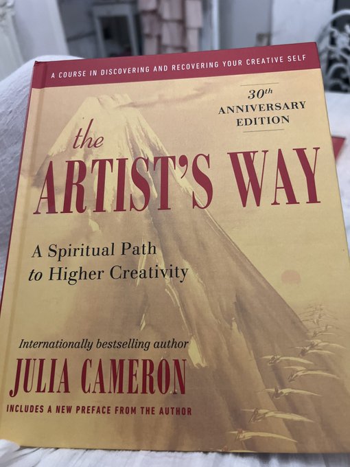 Just starting this book 📖 #theartistsway https://t.co/sthYrjskSv<a href="/tag/theartistsway"class="tags">#theartistsway</a>