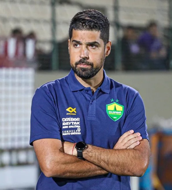 Vai no Cuiabá e tirem o António Oliveira de lá. Bom treinador, promissor, com dois bons trabalhos no limitado time do dourado, com fome de vencer na carreira. Se bem que o mais provável é ele recusar. Mas tentem, façam alguma coisa!