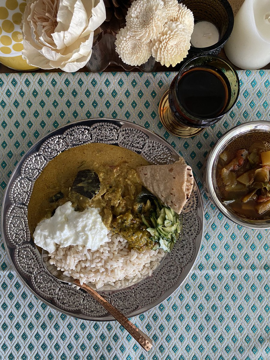 体調不良で昼ごはん作りのやる気をLOSTしたため冷凍庫のカレーとサンバルをひっぱり出しています。インド柄はテンション高めでいいな…
食べたら皿でも洗うか。