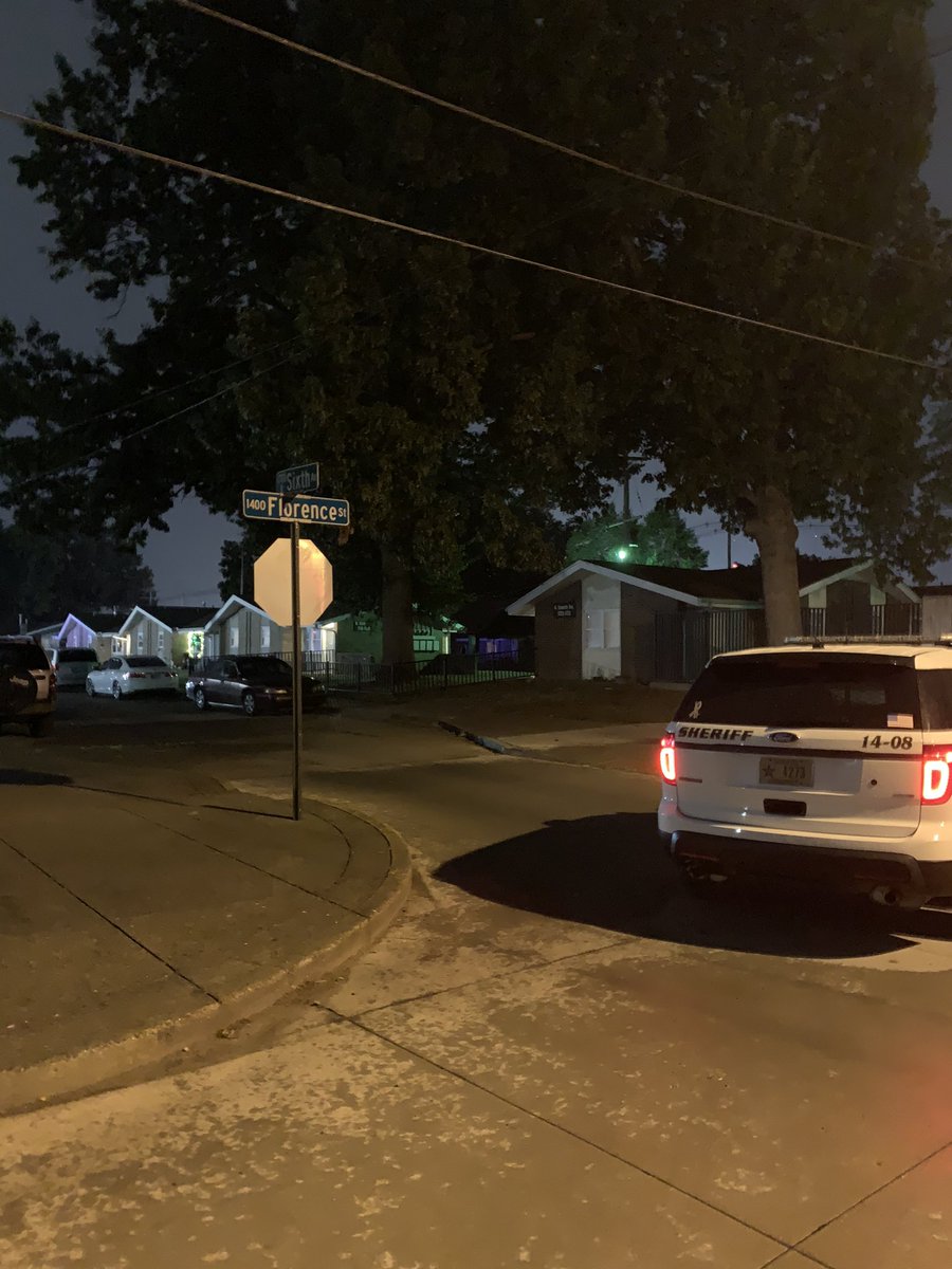 VandSheriff's tweet photo. VCSO Deputies and @EvansvillePD Officers are currently on scene of a barricaded subject with a felony warrant in the 1600-BLK of N Sixth Av. Please avoid the area. https://t.co/NslhGAWOFV