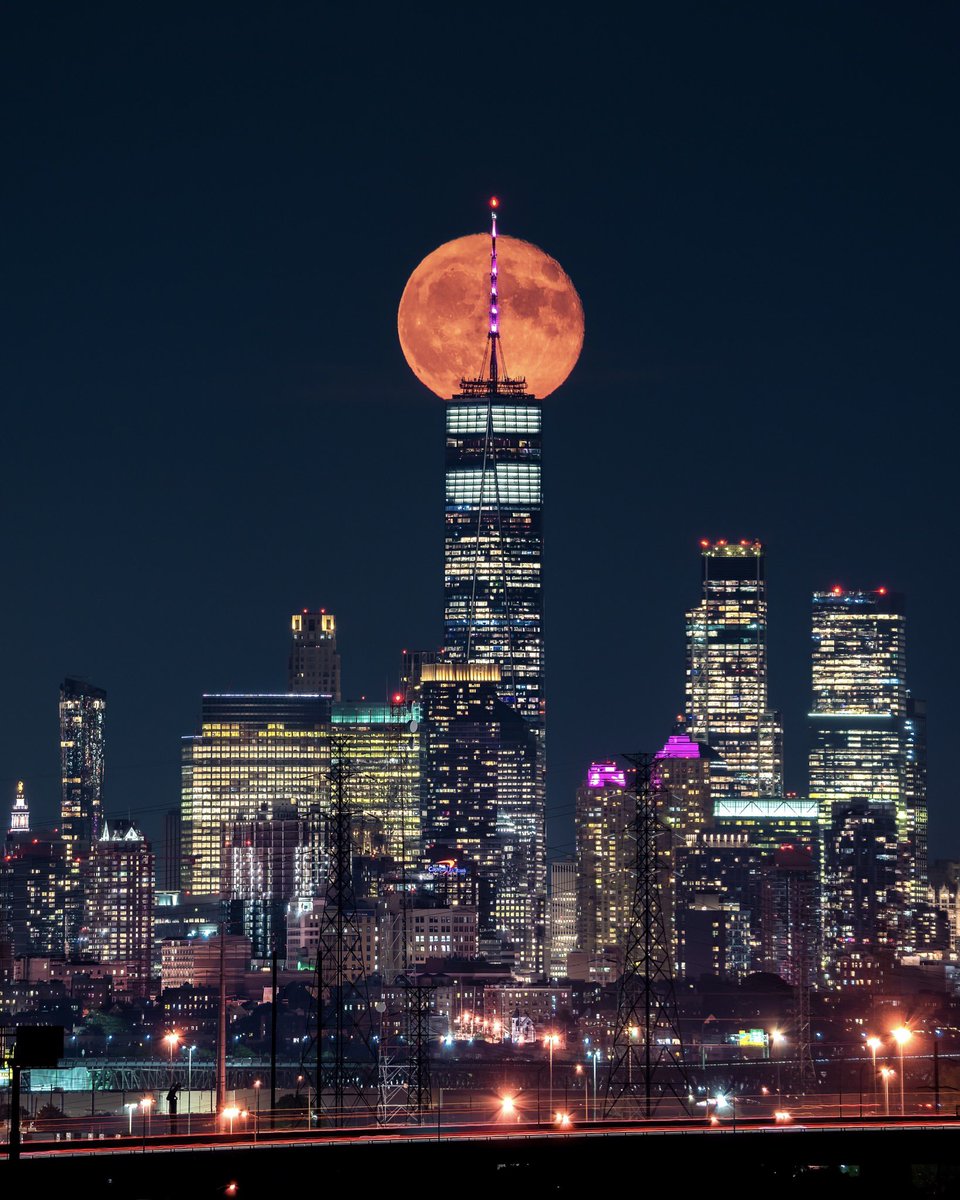 Wednesday’s Moon sitting on Top of One World Trade Center in NYC #moon #wtc @_WTCOfficial #NYC