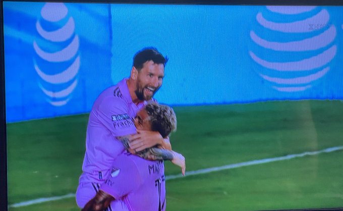 面白い⚽️ ちょっと腕の筋やらかして右手が機能してない本日の私 https://t.co/CGbVnaklLl<a href="/tag/la"class="tags"><span>#la</span></a>