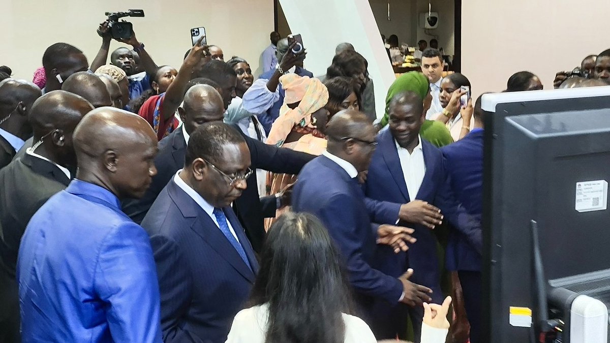 HUAWEI_TECH4ALL's tweet photo. At the Invest in Senegal Forum, the President of Senegal welcomed Huawei's #DigiTruck & the free training in digital skills it provides for young people. 
 
At Huawei's booth, he expressed interest in the truck's route & the number of young people trained.
Learn more: https://t.co/aspFlcpDln

#TECH4ALL #DigiSkills