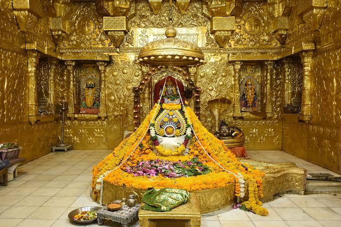 AskAnshul's tweet photo. Shree Somnath Jyotirling Temple.

Somnath was plundered 17 times, but was rebuilt stronger &amp; bigger.

Shree Somnath is first among the twelve Jyotirlings. https://t.co/UBdGcwfhgD