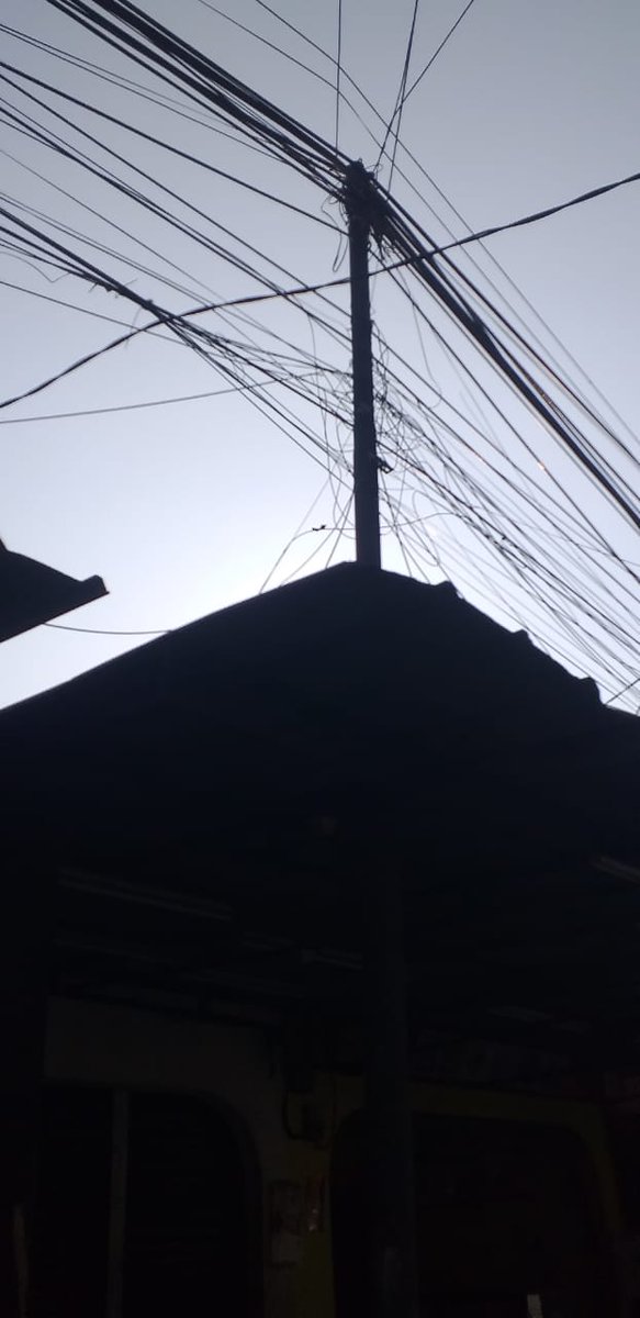adityabary's tweet photo. tolong d bantu, tiang listrik/telepon sudah kropos dan berbahaya ada di jalan pintu 2 tmii kelurahan pinang ranti rt 007/04 jakarta timur cc @DKIJakarta @BinaMargaDKI https://t.co/J9BL8UeEhi