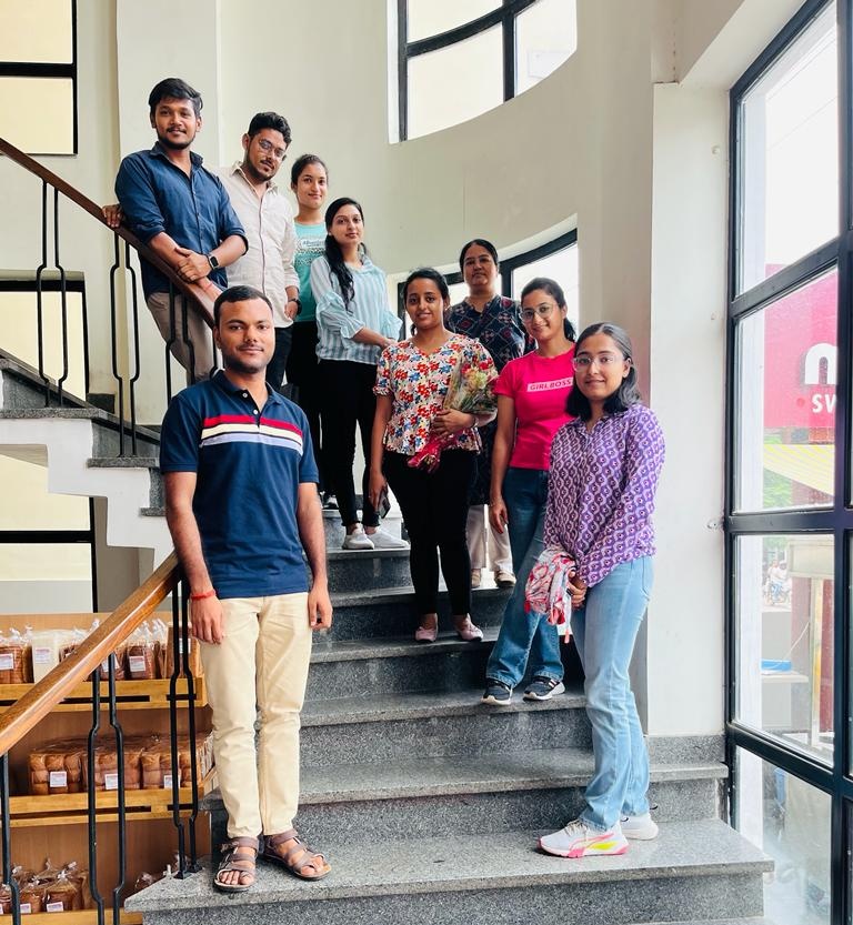 k_kritzz's tweet photo. Bid adieu @DivyaSingh_lab.. Thanks for all the wonderful memories..
#farewell #labtimes #researchersLife #happysmiles https://t.co/EZvCR3uC1l
