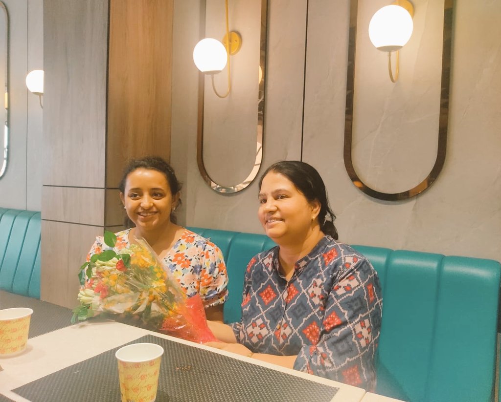 k_kritzz's tweet photo. Bid adieu @DivyaSingh_lab.. Thanks for all the wonderful memories..
#farewell #labtimes #researchersLife #happysmiles https://t.co/EZvCR3uC1l