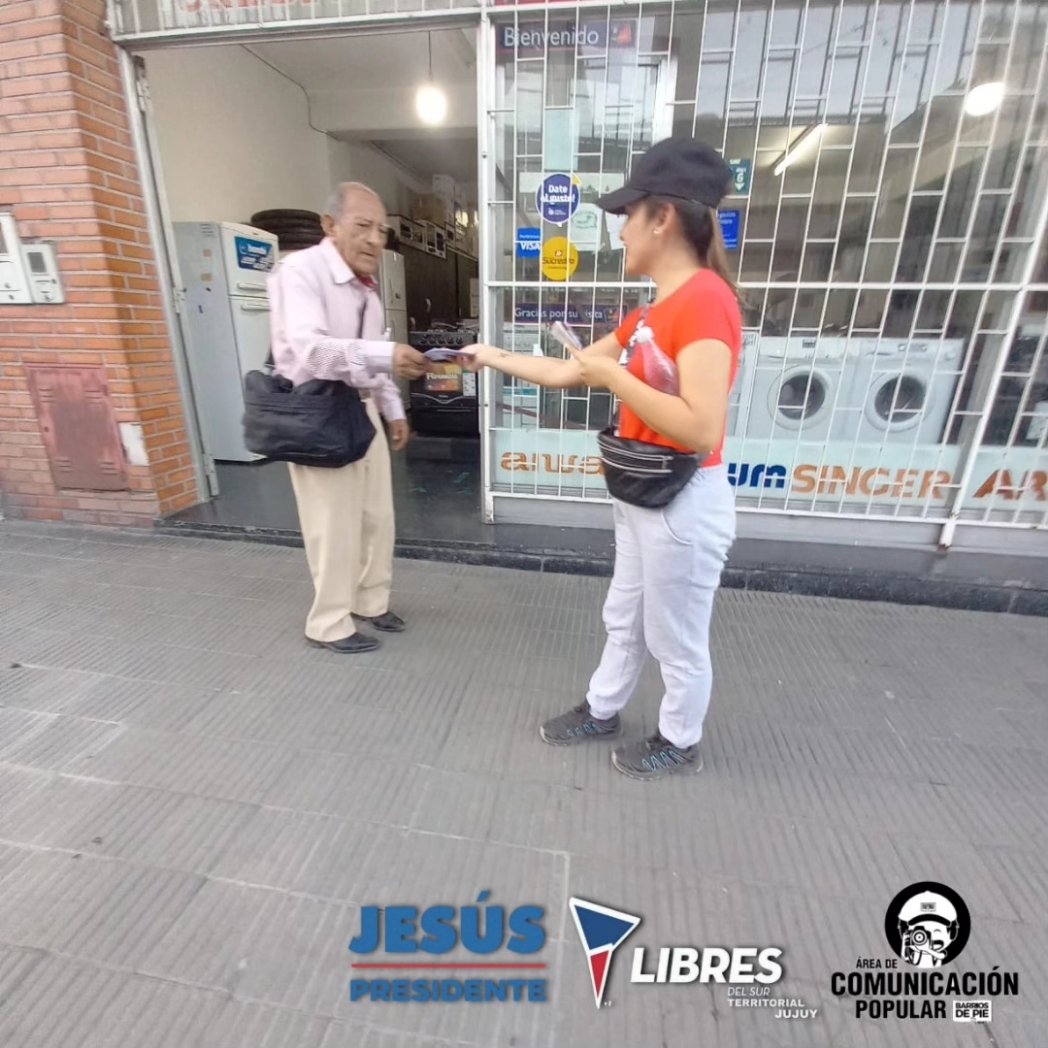 LDSJujuy's tweet photo. ‼️ VOLANTEADA ‼️
🔵 Los compañerxs del merendero pequeños gigantes en conjunto con el área de comunicación estuvieron, en la plaza inmigrantes repartiendo volantes e informando sobre nuestros candidatos JESUS ESCOBAR y MARIANELLA.
#Libresdelsur #JesusEscobar #JesusyMarianella https://t.co/POUUOclxnw