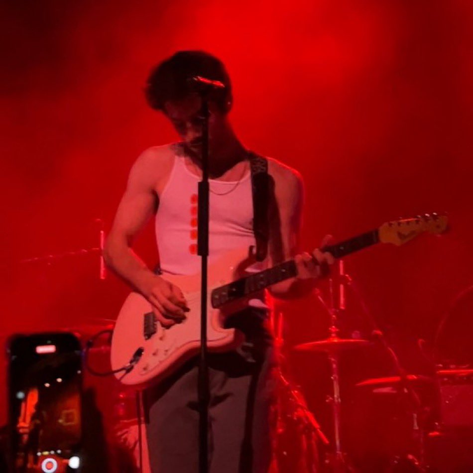 cheeerupharry's tweet image. This is literal madness