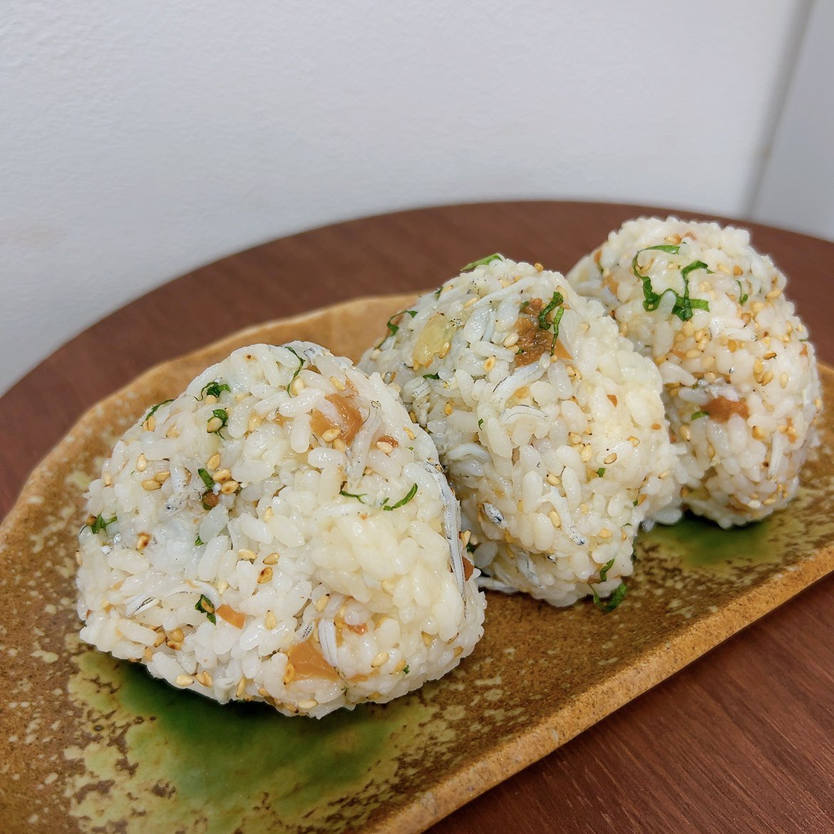 emiry_oinari's tweet photo. 釜の飯がなくなるほど旨いばあちゃん直伝の『夏バテ？だら、これ食べときゃでぇじょぶだかんな』おにぎり🍙

なんか食べる気しないな〜って時でも、これ作ってもらうと気が付いたら全部ペロッと平らげてる。 https://t.co/lI0hi4Tx7K