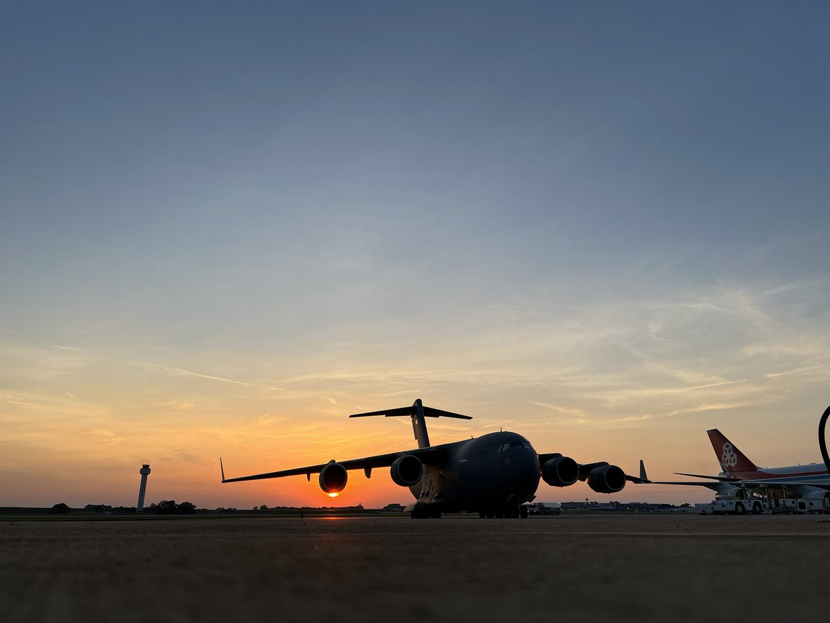 SciFiWayne1969's tweet photo. Sunset today @FlyHSV with C-17 and cargo 747. #sunset #sunsetphotography #sunsetpicture https://t.co/NbIWbV37uH