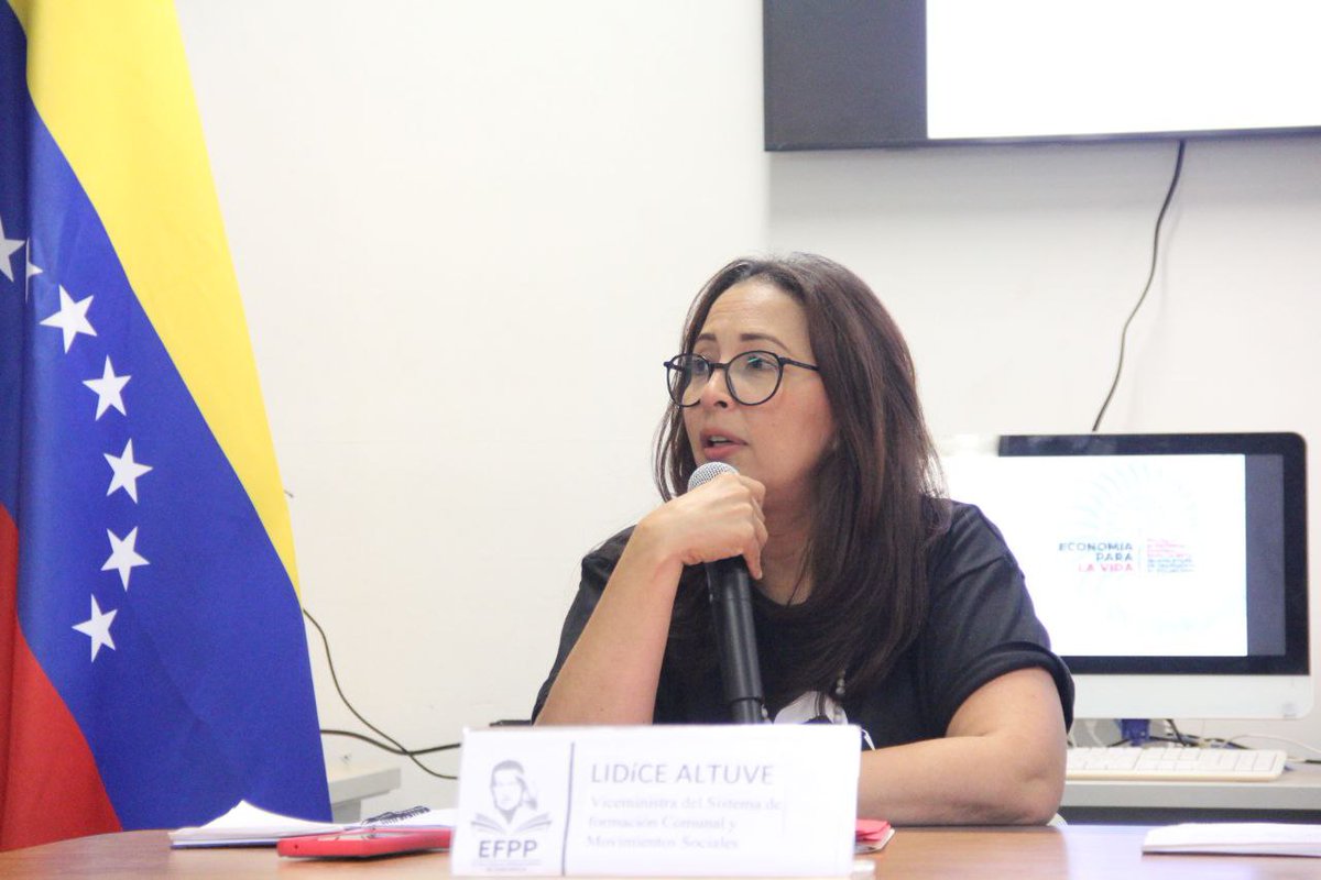 EscuelaFPP_'s tweet photo. #Hoy dimos inicio al  Encuentro Nacional de la @EscuelaFPP_  para  la reflexión crítica sobre el acompañamiento al poder popular y el reimpulso de la política de formación, producción e intercambio de conocimiento y saberes.
#PoderPopularEnFormación
#ComunaONada https://t.co/zLcXNauSCk
