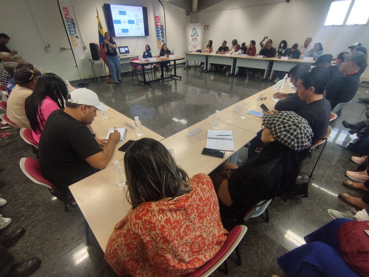 EscuelaFPP_'s tweet photo. #Hoy dimos inicio al  Encuentro Nacional de la @EscuelaFPP_  para  la reflexión crítica sobre el acompañamiento al poder popular y el reimpulso de la política de formación, producción e intercambio de conocimiento y saberes.
#PoderPopularEnFormación
#ComunaONada https://t.co/zLcXNauSCk