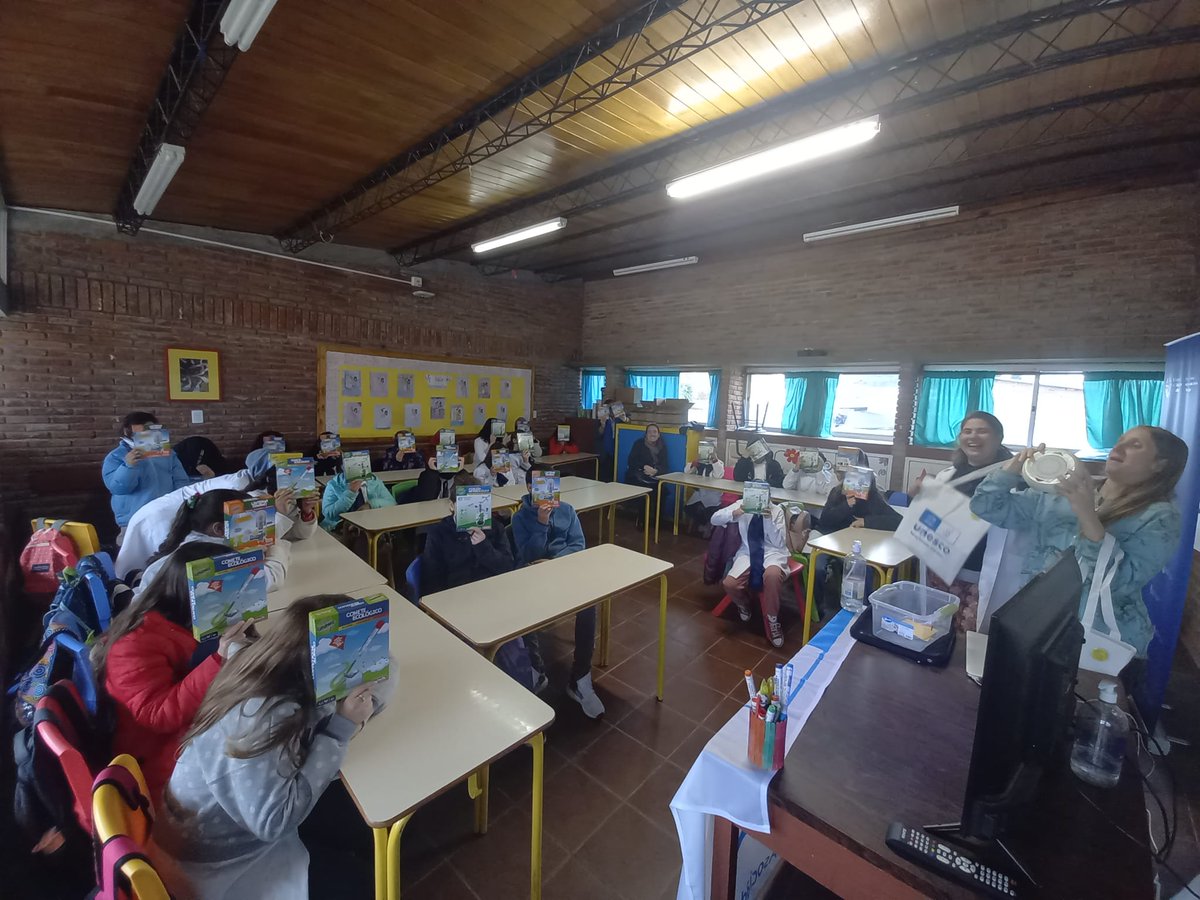 Programa #DespertandoVocaciónCientífica junto a RedPEA de <a href="/unescouy/">Comisión Nacional de Uruguay para la UNESCO</a> realizó una charla en la Escuela N° 267 Villa El Tejado, de Barros Blancos, Canelones brindada por la Dra. Ewelina Bakala, docente, investigadora e integrante del grupo <a href="/MINA_UdelaR/">Grupo MINA</a> -Fac.de Ingeniería

#SomosMEC