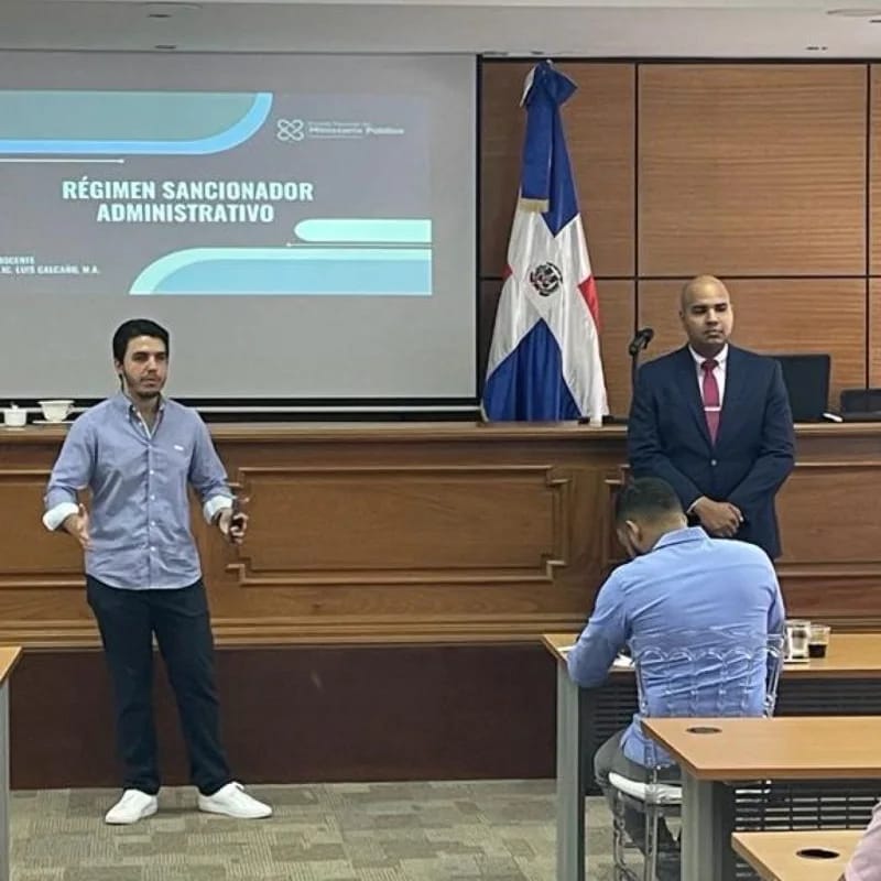 LuisCalcaNu's tweet photo. Hace unos días, al impartir el módulo sobre el "Régimen Sancionador Administrativo", en la Especialidad en Derecho Procesal Administrativo de la @EscuelaMPRD, dirigida a fiscales y otros miembros del Ministerio Público de RD y coordinada formidablemente por @marioleslie8. https://t.co/bDjVNY5O3A