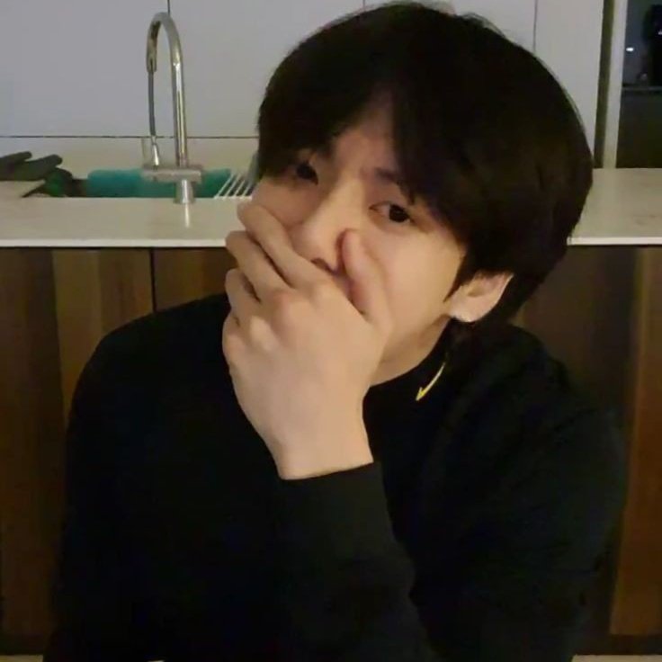 yoongidontt's tweet photo. Me niego a pensar que Jungkook en menos de un mes cumplira 26 después de 3 siglos y 5 decadas teniendo 25 https://t.co/8zvCkwbzI4