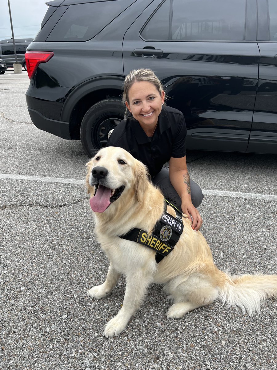 Always love our visits to ⁦@BellevuePolice⁩! We were getting ready to go home and next thing you know…30 min had gone by! Time flies when you’re with people you like! And ⁦@BPD_Ofc_Kenny⁩ - keep up the great work! 💪🐾⁦@SarpySheriff⁩ #hugdognotadrugdog