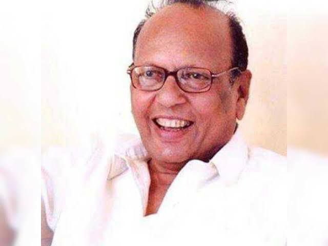 PawarSpeaks's tweet photo. माझे जवळचे मित्र आणि महाराष्ट्राचा रानकवी ना. धो. महानोर यांच्या निधनाने मला अतिशय दुःख झाले आहे. औरंगाबाद जिल्ह्यातील पळसखेड खेड्यात गरीब शेतकरी कुटूंबात जन्मलेल्या ना. धों. चे बालपण कष्टात गेले पण कष्ट झेलताना त्यांचे संवेदनशील मन रानात रमले. तिथेच त्यांच्या सर्जनशीलतेला धुमारे फुटले.  ना.धो. च्या कवितांनी रानातल्या कविता, पावसाळी कवितांनी , जैत रे जैत सारख्या अनेक चित्रपट गीतांनी मराठी माणसांच्या मनावर गारूड केले. 
ना. धों ची विधान परिषदेतील भाषणे देखील माणसाच्या काळजाचा ठाव घेत. 
ना. धो. खूपच हळवे , त्यात पत्नीच्या निधनाने ते आणखी खचले. मी , प्रतिभा त्यांच्या खचलेल्या मनाला उभारी देत राहिलो. पण अखेर हा वृक्ष उन्मळून पडला. ना. धो. चे निधन देखील पावसाळ्याच्या दिवसांत व्हावा हा योग मनाला चटका लाऊन जाणारा आहे. मी आणि माझ्या कुटूंबांतर्फे या मृदू मनाच्या निसर्ग कवीला श्रद्धांजली अर्पण करतो.