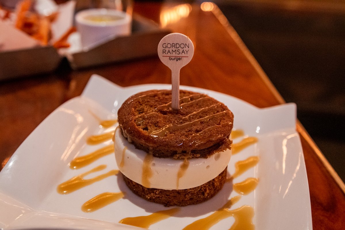 PHVegas's tweet photo. Just when you thought @GordonRamsay's famous Sticky Toffee Pudding couldn't get any better, he made it into an ice cream sandwich🤤 Join us at #GRBurger for a Sticky Toffee Pudding Ice Cream Sandwich on #NationalIceCreamSandwichDay 🍨 https://t.co/93dwy5nzZk