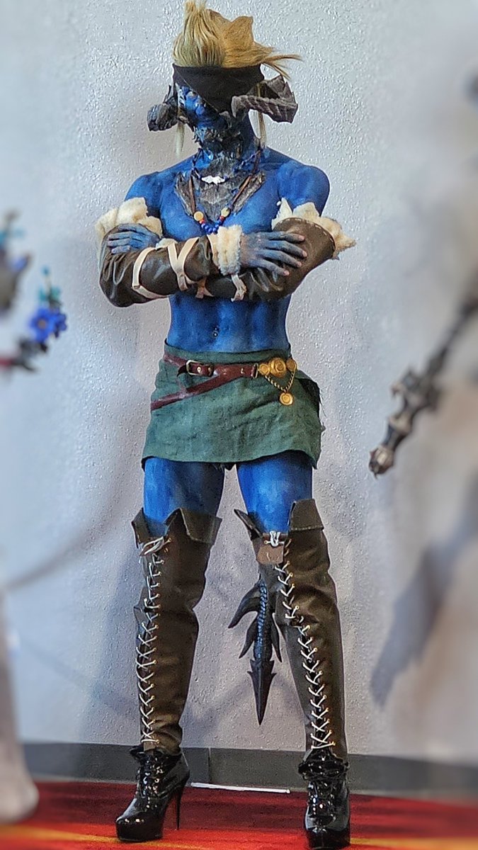 freontwelpiano's tweet photo. Cosplay gathering just before glamoured to life. I cropped the photo (forgot to ask ppl is it ok to post pics of em. If you've pics of my daidukul cos feel free to post em) but I swear I was surrounded by pretty auri on all sides
#daidukul #FFXIVFanFest
Photo by Ragnarok https://t.co/kwT2ZohMti