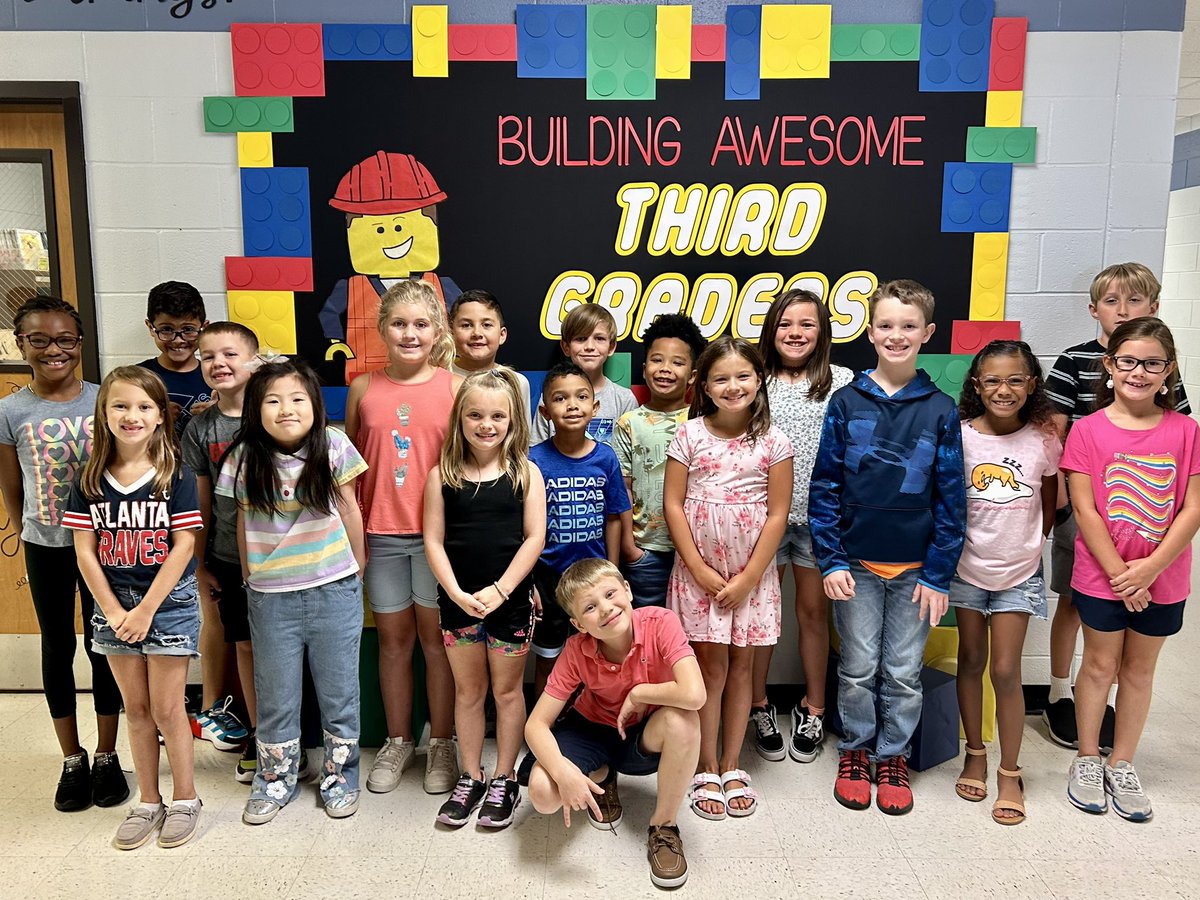michellefowles's tweet photo. I am looking forward to BUILDING AN AWESOME YEAR with this great group of third graders! @VaughanRockets @Vaughan3rdGrade https://t.co/0oC5JxGDbb