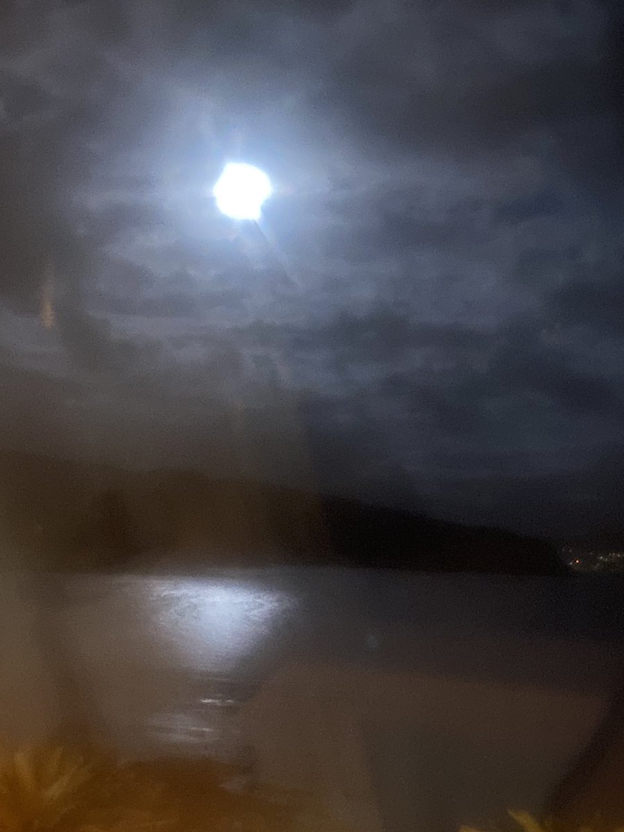 laribocrusat's tweet photo. Nit de lluna plena dibuixant la Costa da Morte.Els amics disfrutant de l’exposició “Cidades asolagadas”(ciutats submergides) de #CarlotaCuesta,una artista incisiva, que mai deixa indiferent. #Corme #art #cultura ⁦@anabelcampobcn⁩ ⁦@Georgina_Rubio_⁩ ⁦@avalantxa⁩ https://t.co/2ywrKsCMcA