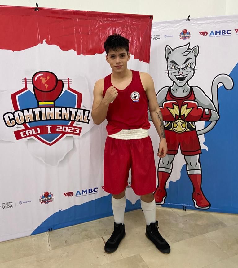 coparaguay's tweet photo. ¡Victoria en Cali! 🏆

El boxeador paraguayo🇵🇾, Lucas Sosa venció en cuartos de final a Trinidad y Tobago🇹🇹  en el Campeonato Continental de Boxeo Junior Cali 2023 🥊

Así accede a las semifinales asegurando la medalla de bronce 💪🏽

¡Vamos! 🇵🇾

#ParaguayPuede #TeamParaguay #Boxeo https://t.co/T4yjkIjkTP